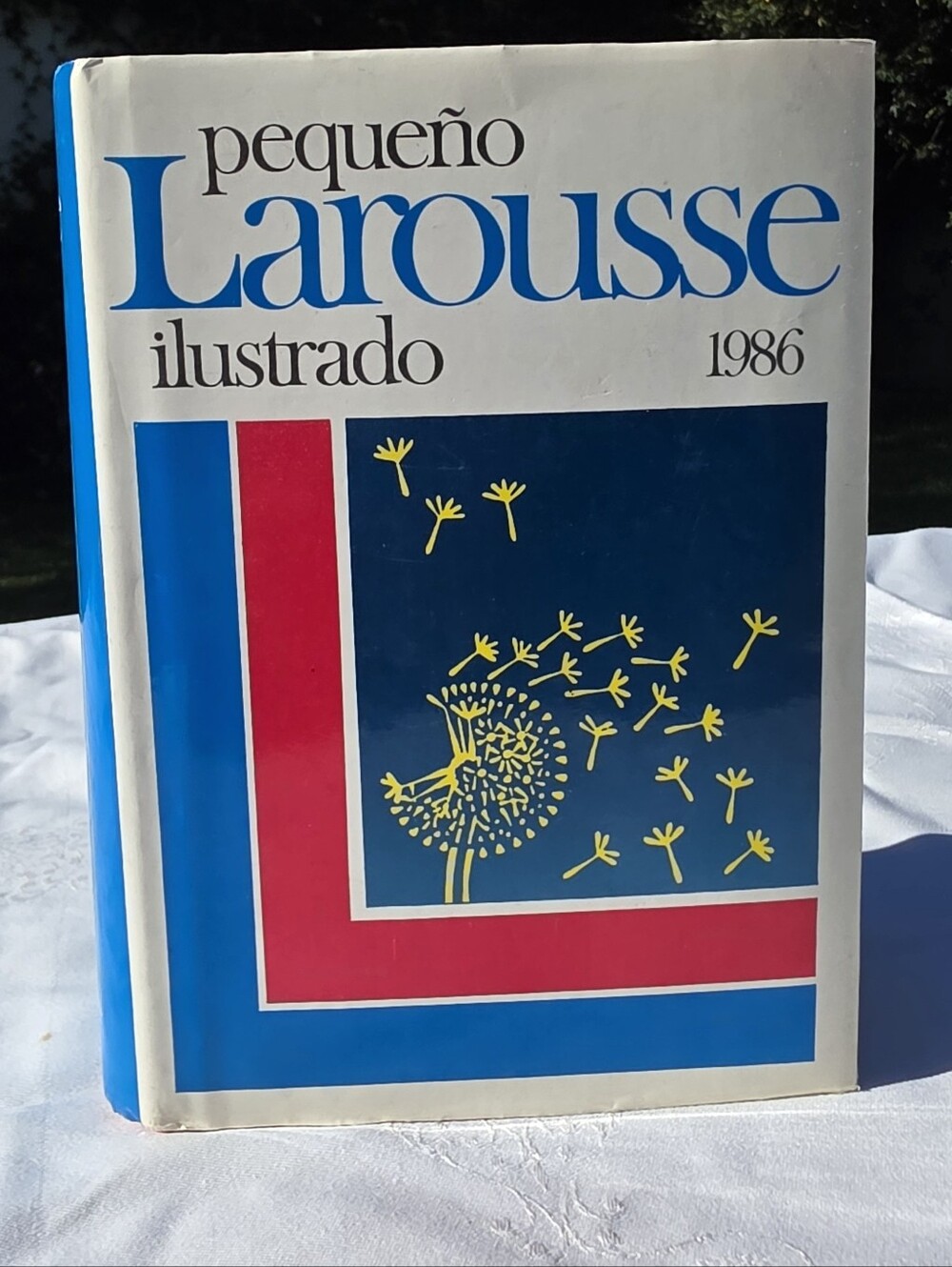 Vintage 1986 Pequeño Larousse Ilustrado Dictionary